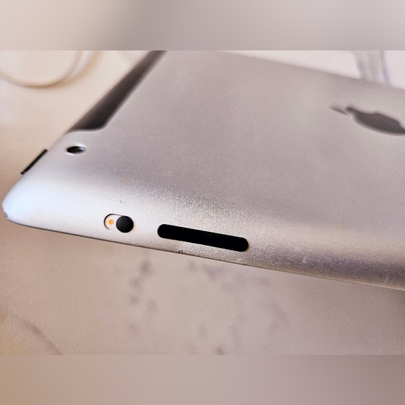 Apple iPad 2 + Charging Cable - Picture 7 of 14